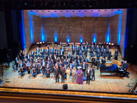 Simfonični orkester in Big Band RTV Slovenija z nastopajočimi in dirigentom Patrikom Greblom